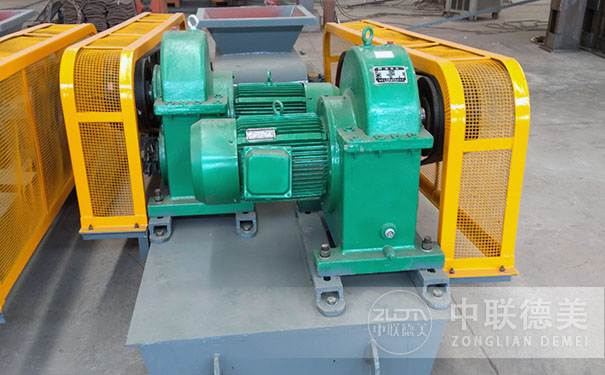 1.jpg 對輥破碎機